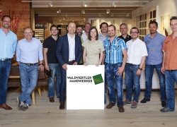 Gruppenfoto Waldviertler Handwerker mit Roland Surböck