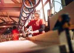 Tischlerin der Hartl Design Tischlerei